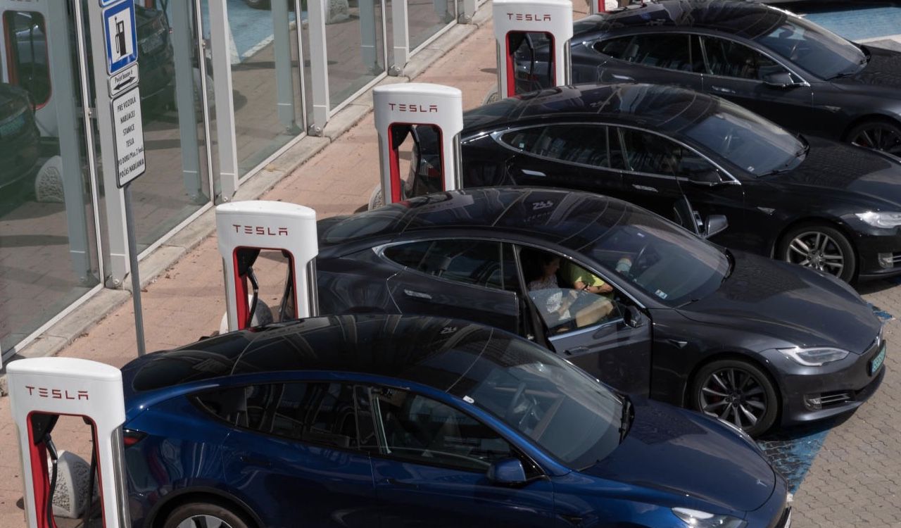 ¿Por qué Tesla incrementó el precio de sus vehículos en Estados Unidos?