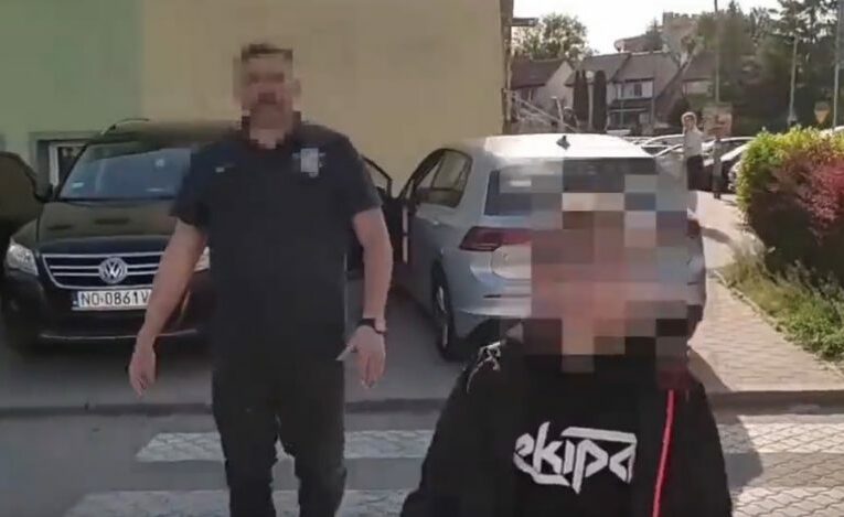 Ojciec z synkiem chcieli zbić nagrywającego wykroczenie. No dobrze, synek tylko pytał
