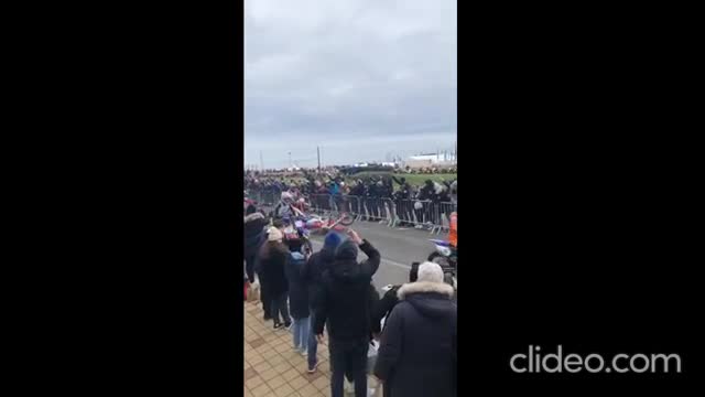 Piloto de moto passa por cima de adversário. Imagens chocaram franceses