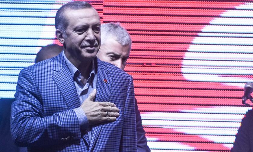 Erdogan vyhlásil v deseti provinciích, které postihlo zemětřesení, na tři měsíce nouzový stav