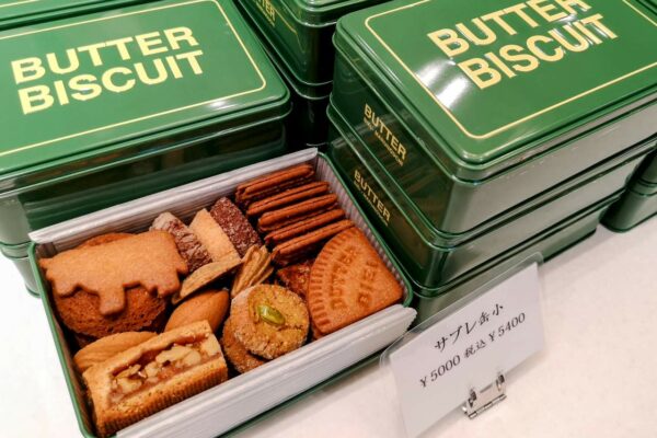 【BUTTER 美瑛放牧酪農場】毎朝作りたてのバターが味わえる！選べるビスケット缶・ホットケーキ・ソフトクリームも
