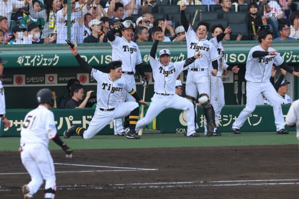両リーグ最速３０勝の猛虎阪神 １８年ぶりＶの０３年ペースや！！ ４５試合での到達、球団最速タイ