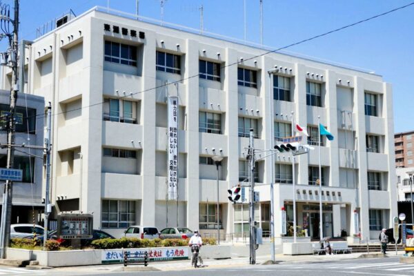 「駅前で10人がけんかしている」警官27人が急行 事情聴取中に男が巡査蹴り笛の鎖引きちぎる 神戸