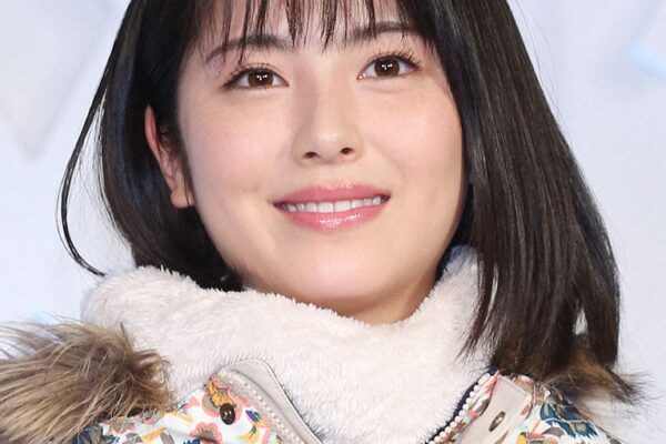 浜辺美波の“超個性的”なスマホケース披露にファン恐怖「ヤバい」「いかつい」「はじめて見た」