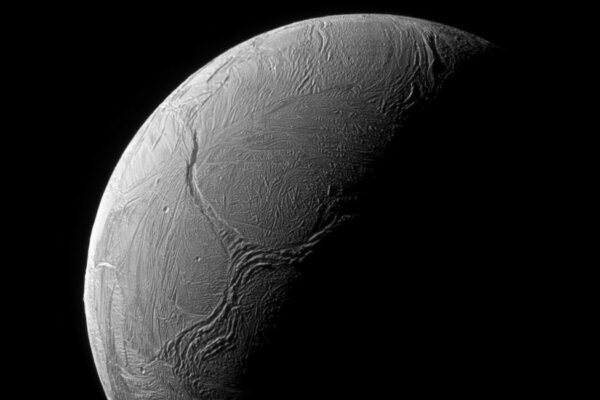 宇宙人、土星の衛星に存在の可能性